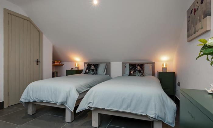two singles or super king bed, en-suite with bath, basin and w/c